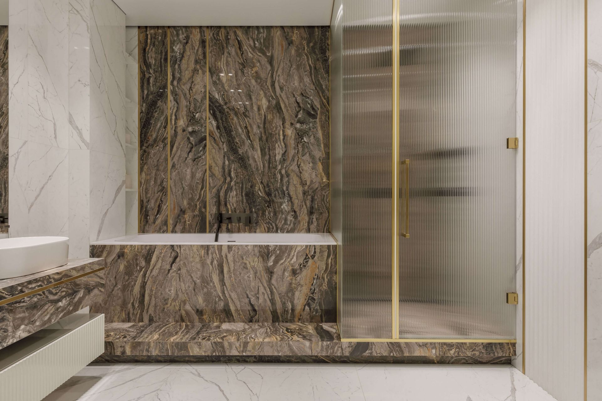 Душевое ограждение в ЖК «Royal Landmark»